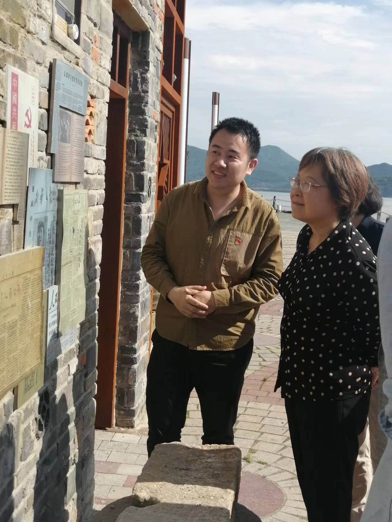 在舟山期间,刘芸一行还实地考察了定海新建社区,普陀蚂蚁岛党史教育
