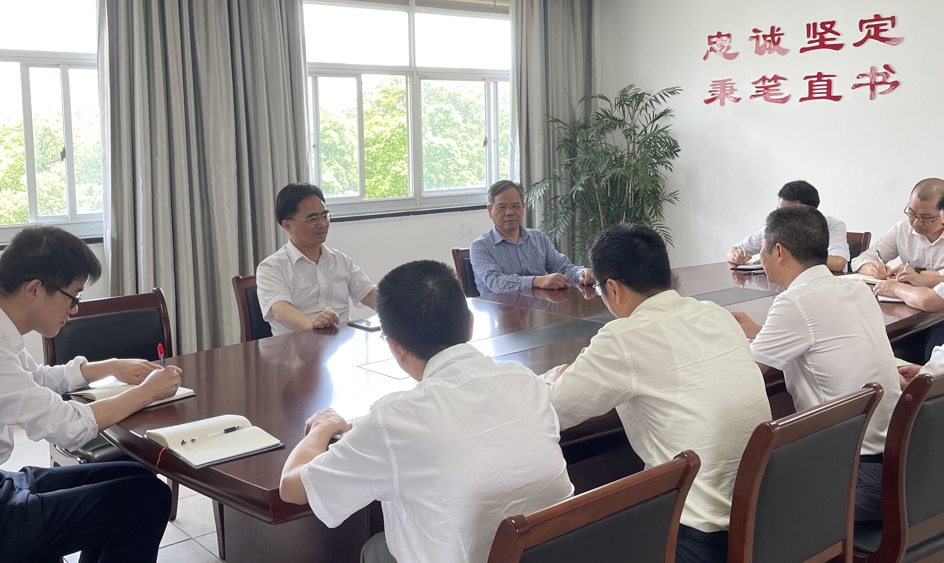 湖州市委秘书长钱仲良调研史志工作-浙江党史和文献网