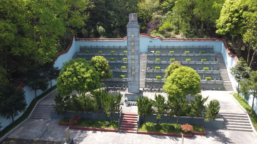 平阳县烈士陵园提升施工的内容包括:新建平阳县烈士英名墙,陵墓修复及